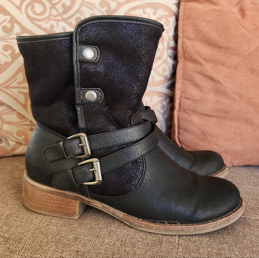 Yuu Black Soft Metalic Upper Comfort Chic Combat Double Buckle Ankle Boots 7.5